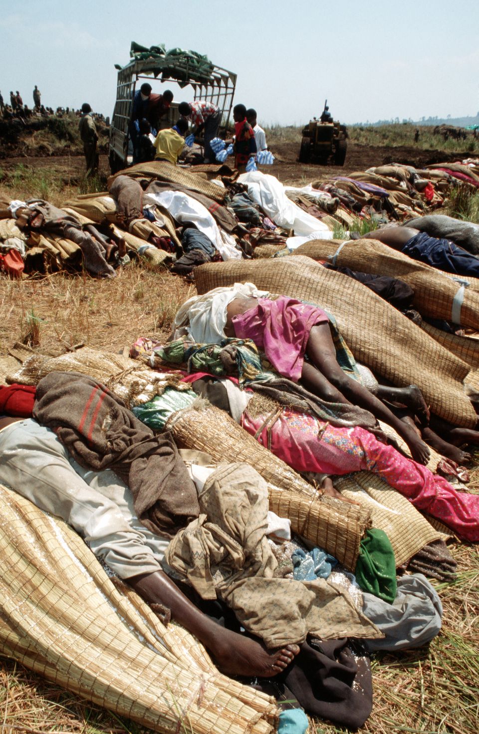 Leichen ruandischer Flüchtlinge (1. Oktober 1994) — © MSGT Rose Reynolds - DF-ST-02-03035, Public Domain